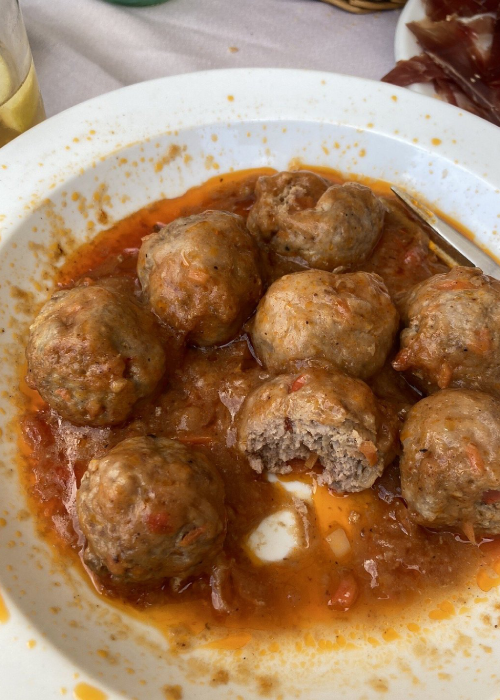 Bar Tineo Madrid con albóndigas caseras en salsa