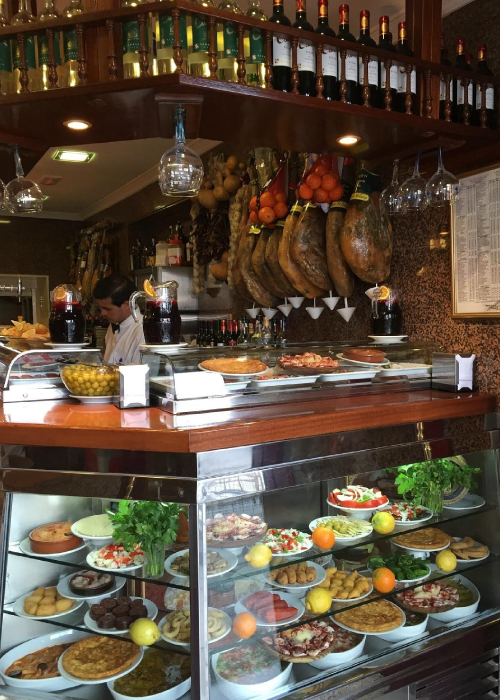Bar Tineo Madrid con barra tradicional y exposición de tapas