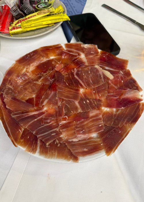 Bar Tineo Madrid con plato de jamón ibérico