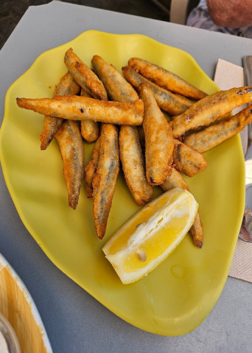 Bar Tineo Madrid con pescadito frito y limón